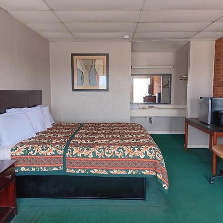 Oyo Sheldon'S Motel And Restaurant Keysville Extérieur photo