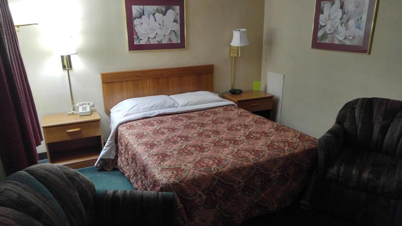 Oyo Sheldon'S Motel And Restaurant Keysville Extérieur photo