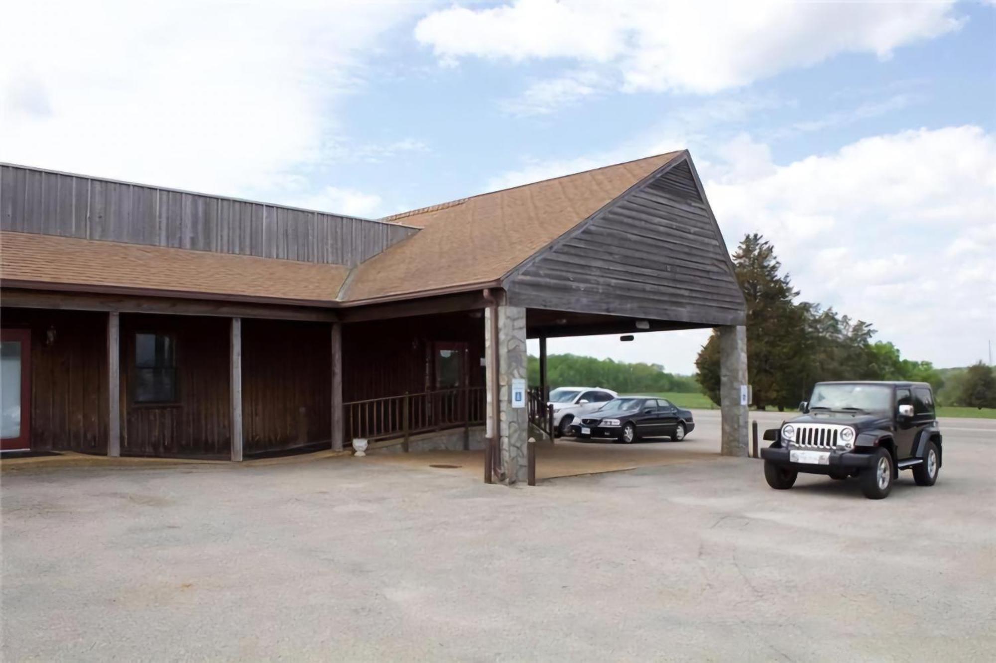 Oyo Sheldon'S Motel And Restaurant Keysville Extérieur photo